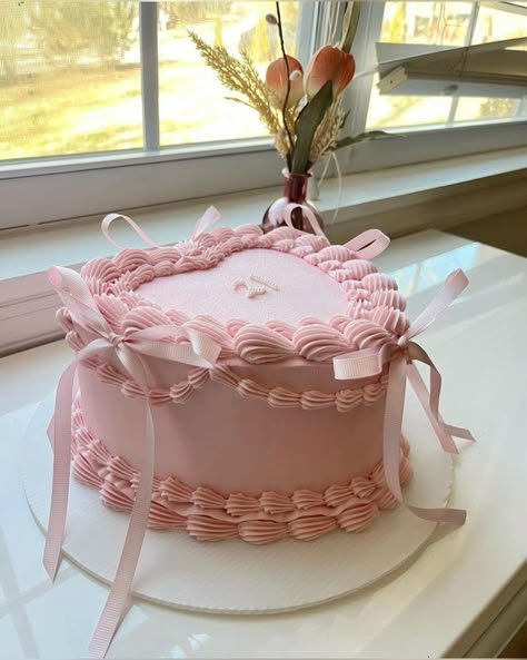 Birthday Cake Light Pink, Pink Cake Aesthetic, Pink Bday Cake, Vintage Floral Cake, Pink Vintage Cake, Pink Heart Cake, Girly Birthday Cakes, 15th Birthday Cakes, 17 Birthday Cake