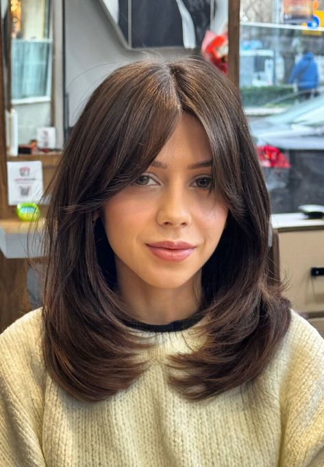 Long Fringe Short Hair, Chestnut Brown Hair With Bangs, Curtain Bangs Off Center Part, Medium Hairstyle With Curtain Bangs, Black And Brown Short Hair, Shorter Hair Layers, Straight One Length Hair, Curtain Bang Medium Haircut, Layered With Bangs Medium