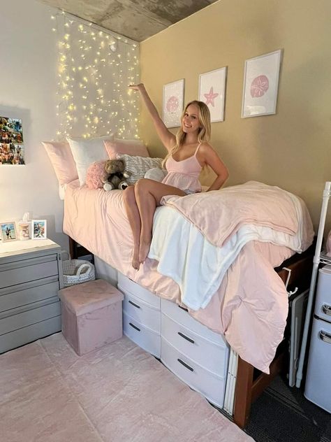 Dorm Common Area Decor, Pink And Gold Dorm Room Ideas, Dorm Inspiration Pink, Princeton Dorm, Pink College Aesthetic, College Dorms Ideas, Dorm Room Inspiration Pink, Dorm Ideas Pink, Pink Dorm Ideas