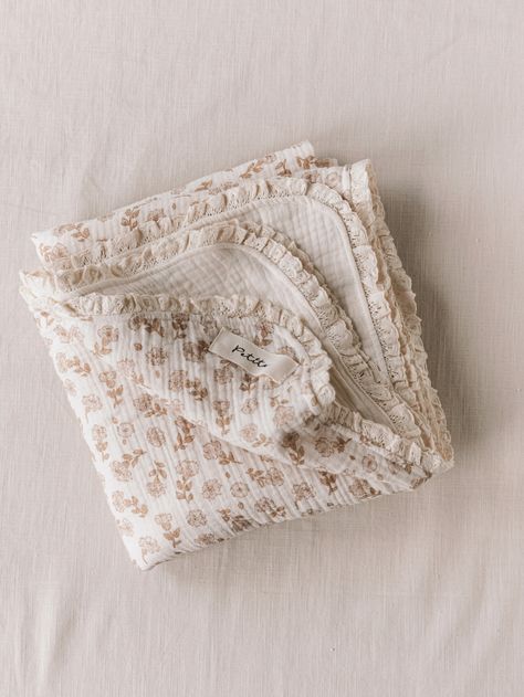 The softest muslin blanket. Double layer muslin on top, triple layer muslin on the bottom, gorgeous cotton lace and the best thing? The blanket is 110 x 110 cm big. Muslin Blanket, Ring Pillows, Muslin Blankets, Preparing For Baby, Cotton Blankets, Baby Bed, Handmade Baby, Cotton Lace