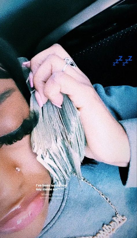 Poses With Money, Gangsta Girl Style, Dancer Lifestyle, Thug Girl, Mo Money, Dyed Hair Inspiration, Rich Girl Aesthetic, Money Pictures, Bad Girls Club