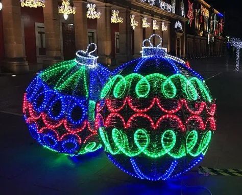 Large Outdoor Lighted Spheres for Christmas Large Outdoor Christmas Decorations, Outdoor Christmas Light Displays, Christmas Exterior, Christmas Outdoors, Mexico Christmas, Christmas Lights Outside, Christmas Light Show, Christmas Light Displays, Christmas Events