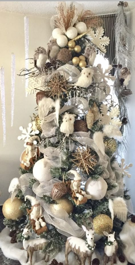 Shabby Chic Christmas Decorations, Owl Christmas Tree, Shabby Chic Christmas Tree, Rustic Christmas Tree Ideas, Woodland Christmas Tree, Christmas Tree Trimming, Reindeer Christmas Tree, Christmas Tree Decorating Themes, Creative Christmas Trees