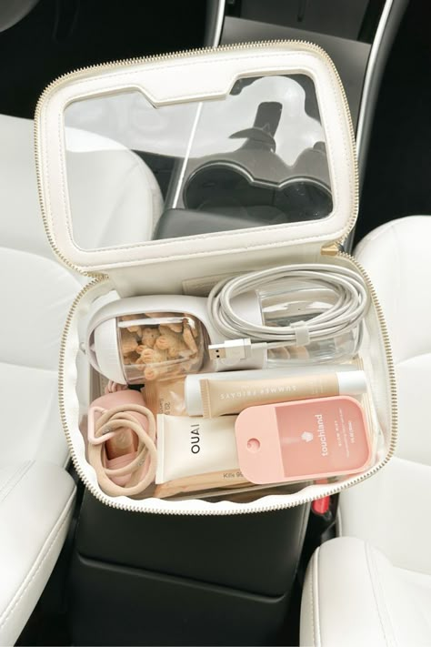 Car Organisation, Car Must Haves, Car Organization Ideas, Car Vibes, Car Needs, Girly Car Accessories, Car Deco, Clear Makeup Bags, Cool Car Accessories