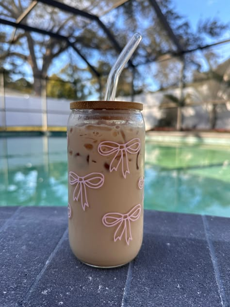 Super cute preppy glass cup!  This cup is 16 oz Comes with straw, lid, and cup! NOT DISHWASHER SAFE   Final sale. No returns/ refunds on drinkware. Cute Drink Bottles, Class Cups With Vinyl, Cute Coffee Glasses, Glass Ice Coffee Cup, Cute Cup Painting Ideas, Glass Cups With Lids, Trendy Glass Cups, Tumblr Cup Designs Vinyl, Cute Preppy Things