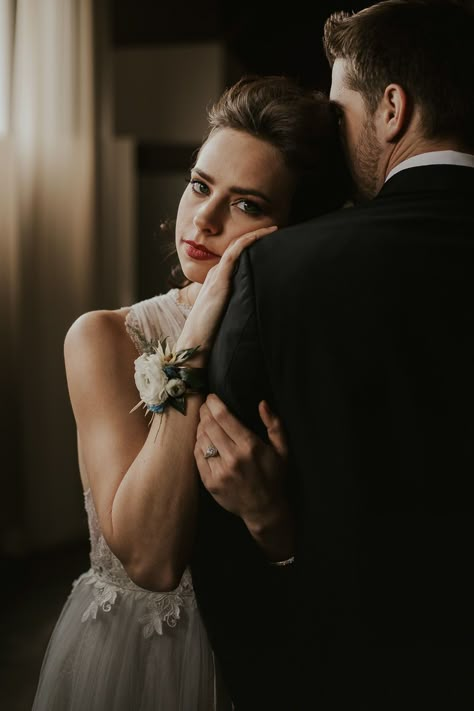 Incredibly stylish and elegant wedding at The Foundry in Seattle, WA. Bride Groom Photoshoot, Groom Photoshoot, Engagement Photography Poses, Wedding Portrait Poses, Wedding Photoshoot Props, Bridal Photography Poses, Engagement Pictures Poses, Wedding Photoshoot Poses, Wedding Pose