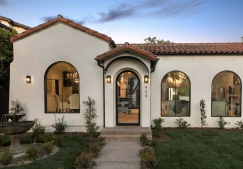 Ranch Style Stucco Exterior, Spanish Roof House, Southwest Stucco Exterior Colors, Single Story Spanish Style Homes Exterior, Spanish Style Homes Backyard, Southwest Exterior House Colors, Spanish Style Color Palette, Homes With Arches, One Story Spanish Style Homes