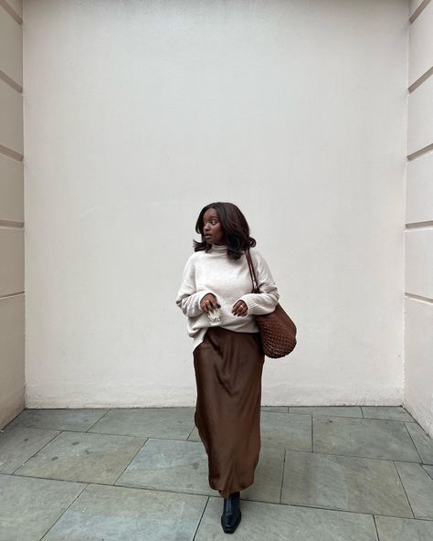 Maxi Skirt Winter Outfit, Satin Skirt Outfit Winter, Skirt Boots Outfit, Skirt Winter Outfit, Maxi Satin Skirt, Winter Maxi Skirt Outfit, Brown Skirt Outfit, Casual Chic Winter, Brown Maxi Skirt