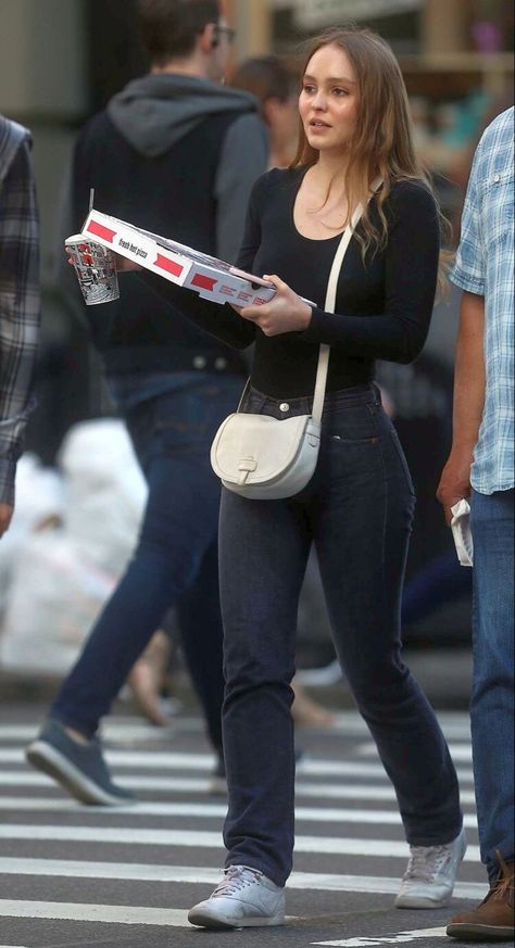 lily rose depp Lily Rose Depp Outfits, Lily Depp, Lily Rose Depp Style, Pizza Box, Beauty Aesthetic, White Leather Sneakers, Lily Rose Depp, A Pizza, Celebrity Street Style