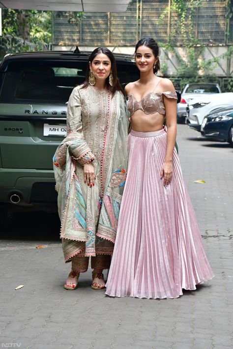 Ananya Pandey In Alana Wedding, Alanna Panday Mehendi, Alanna Panday, Mehendi Outfit, Mehendi Ceremony, Sister Outfits, Pose For The Camera, American Rappers, Close Friends