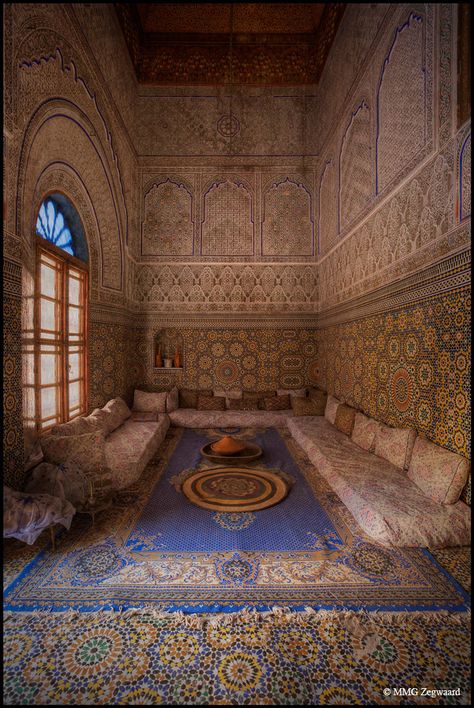 Arabian Living Room, Moroccan Kitchen, Background References, Spanish Interior, Design Marocain, Book Vibes, Sitting Rooms, Moroccan Interiors, Moroccan Tiles