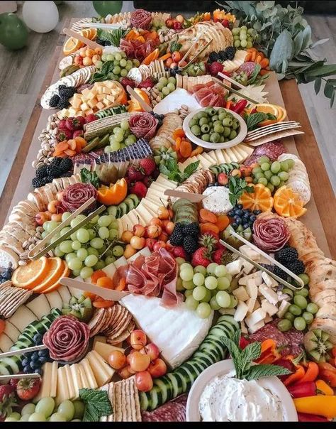 Sharcoutery Board, Wedding Grazing Table Ideas, Cheap Grazing Table Ideas, Wedding Grazing Table, Grazing Table Ideas, Tropisk Fest, Wedding Appetizers, Party Food Buffet, Charcuterie Inspiration