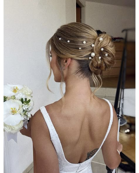 Wedding Hair Flower Crown, Ball Hair, Long Hairstyle Ideas, Prom Hair Updo, Flower Crown Hairstyle, Ball Hairstyles, Simple Wedding Hairstyles, Hair Accessories Pearl, Prom 2024