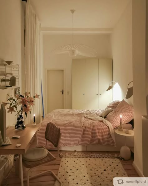 London Apartment Aesthetic Bedroom, Pink Soft Bedroom Aesthetic, Girly Scandinavian Bedroom, Pink Soft Room Aesthetic, London Room Ideas, Bedroom Aesthetic Cozy Pink, Pink Wall Bedroom Aesthetic, Basma Core, Room Ideas Aesthetic Cozy Vintage