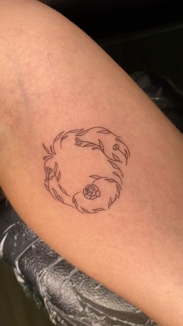 Fine Line Dog Flower Tattoo, Golden Doodle Fine Line Tattoo, Golden Doodle Tattoo Ideas, Bernedoodle Tattoo, Goldendoodle Tattoos, Golden Doodle Tattoo Outline, Creative Dog Tattoos, Fine Line Dog Tattoo Ideas, Fine Line Pet Tattoo