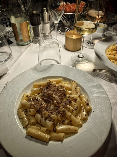 Best Truffles, Truffle Pizza, Pasta Restaurants, Truffle Pasta, Dinner In Paris, Truffle Fries, Paris Food, Dream Food, Restaurant Paris