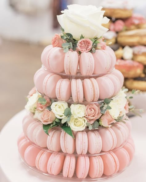 French Elegant Wedding, Simple Garden Party Bridal Shower, Crossaint Brunch Ideas, Easy Pink Cupcake Ideas, Dessert Table Macarons, Pink Wedding Dessert Table, Bridal Brunch Cake Ideas, Easy Bridal Shower Desserts Simple, Macaroon Dessert Table