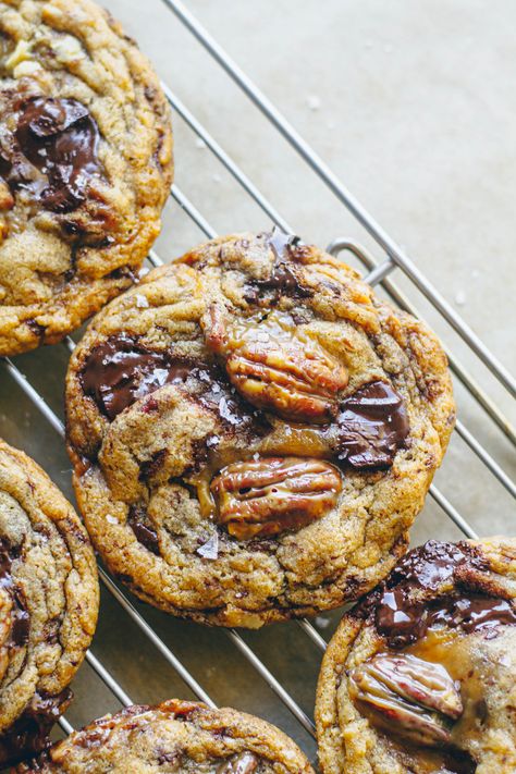 Salted Caramel Pecan Chocolate Chunk Cookies Caramel Pecan Cookies, Caramel Pecans, Pecan Chocolate, Salted Carmel, Chocolate Chip Pecan Cookies, Crispy Cookies, Walnut Cookies, Coconut Caramel, Pecan Cookies