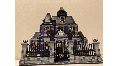 LEGO MOC The Haunted Victorian by bugsbycarlin | Rebrickable - Build with LEGO Halloween Legos, Lego Vampire, Vampire Castle, Halloween Downloads, Lego Halloween, Spooky Ideas, Gothic Castle, Victorian Books, Lego Craft