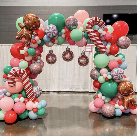 Christmas Bachelorette Party, Christmas Balloon Garland, Day Party Decorations, Winter Baby Shower Themes, Candy Balloons, New Year Wedding, Christmas Balloon Decorations, Holiday Balloons, Christmas Decorations Centerpiece