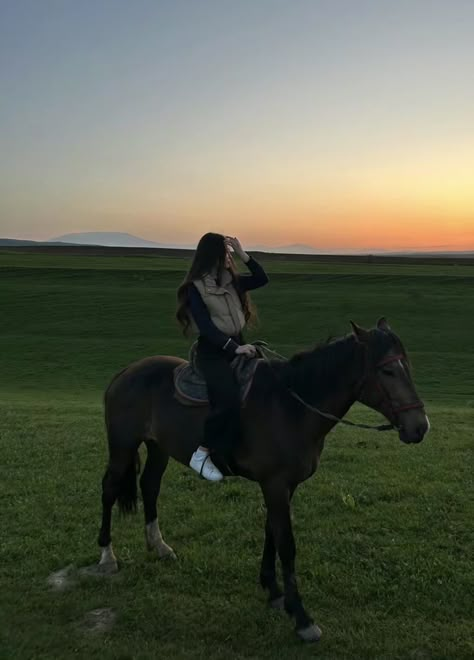 Horsewoman Outfit, Girl On Horse Aesthetic, Horses Aesthetic Vintage, Ride A Horse Aesthetic, Horses In The Wild, Horse Riding Asthetics Photos, Women Horse Riding Aesthetic, Horse Riding Girl Aesthetic, Horse Photography Aesthetic