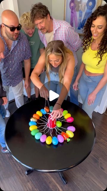 Egg Roulette, Christmas Bazaar Crafts, Funny Games For Groups, Fun Holiday Games, Outdoor Party Games, Easter Games, Easter Decorations Christian Church, Family Party Games, Minute To Win