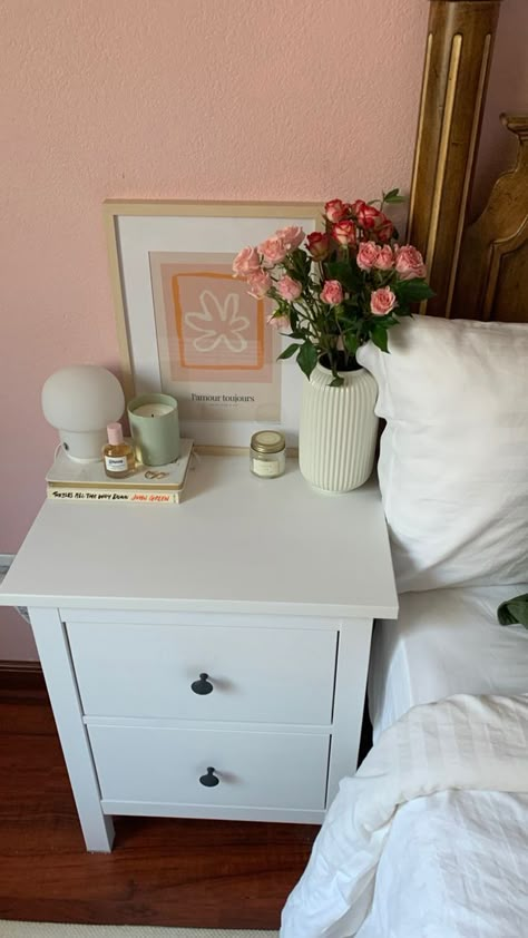 Bedside Table Decor Ideas, Bedside Table Decor, Nightstand Decor, Side Table Decor, Прикроватные Тумбочки, Dekorasi Kamar Tidur, Pinterest Room Decor, Table Decor Ideas, Redecorate Bedroom