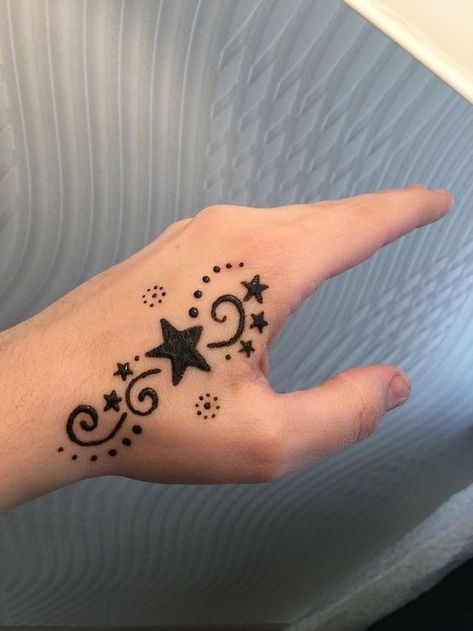 Star Henna Designs Simple, East Henna Ideas, Mendhi Tatoos Tattoo Ideas, Star Henna Tattoo, Henna On Hand Simple, Star Hand Drawing, Small Hand Henna Designs, Star Drawing On Hand, Henna Designs Space