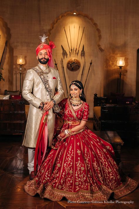 Wedding Outfits Indian Couple, Groom And Bride Wedding Outfit, Bridal Couple Dress Indian, Groom And Bride Poses Indian, Bride And Groom Poses Ideas Indian, Wedding Outfits Indian Bride And Groom, Wedding Reception Looks Indian, Mrg Couple Photography, Wedding Dresses Couple Indian