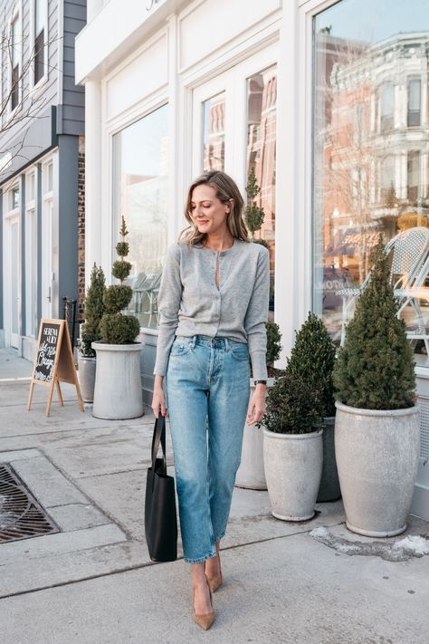 the cardigan is back how to wear with jeans - See (Anna) Jane. Look Jean, Mode Casual, Cardigan Outfits, Jairzinho, Cashmere Cardigan, 가을 패션, Inspiration Mode, Looks Style, Fashion Street