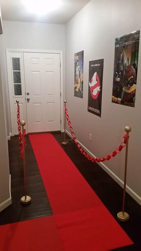 Diy Red Carpet, Red Carpet Ropes, Hollywood Theme Party Decorations, Red Carpet Decorations, Red Carpet Sweet 16, Red Carpet Theme Party, Movie Theater Party, Red Carpet Backdrop, Red Carpet Theme