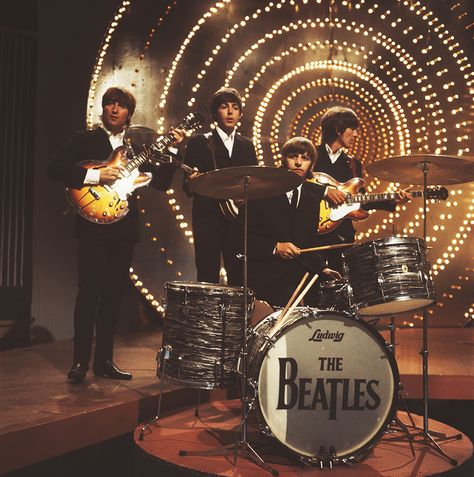 A look back at 'Revolver' on its 50th anniversary.​ The Beatles perform 'Rain' and 'Paperback Writer' on BBC TV show 'Top Of The Pops' in London on 16th June 1966. Top Of The Pops, 1960s Music, Beatles Photos, 60s Music, John Lennon Paul Mccartney, British Invasion, The Fab Four, Paul George, Yellow Submarine