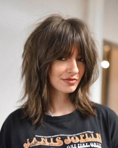 Edgy Lob-Length Wolf Cut Graduated Bangs, Medium Brunette Hair, Medium Shag Haircuts, Medium Length Hair With Layers, Medium Layered Hair, Shaggy Haircuts, Shag Haircuts, Shag Hairstyles, Dull Hair