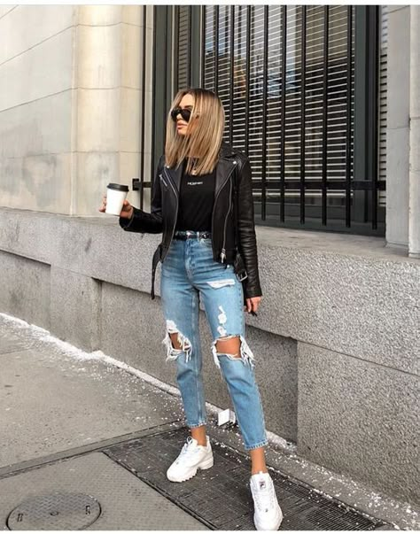 Chamarra de piel. Si quieres darle un toque más formal a tu look pero que siga siendo casual, agrega a tus jeans y a tu playera blanca una sencilla chamarra de piel negra. lista para un domingo en la tarde. Ripped Jeans Outfit, Torn Jeans, Winter Trends, Mode Inspo, Pinterest Fashion, Looks Style, Looks Vintage, Outfits Casuales, Cute Casual Outfits