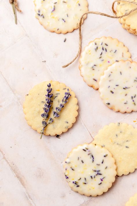 Lavender Cookies Recipe, Lavender Flavor, Lemon Lavender Cookies, Lavender Shortbread Cookies, Lavender Shortbread, Lavender Cookies, Lavender Recipes, Lemon Bundt Cake, Spring Cookies