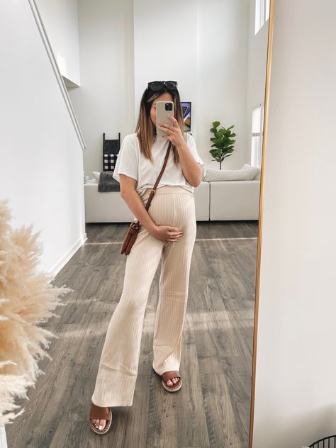 Abercrombie Sweater Pants Bump Friendly Maternity Outfits Sweatpants, Prego Summer Outfits, Casual Cute Maternity Outfits, Big Legs Summer Outfits, High Waist Maternity Outfit, Comfy Bump Outfits, Maternity Flare Pants Outfit, 2023 Maternity Style, 20 Week Bump Outfit