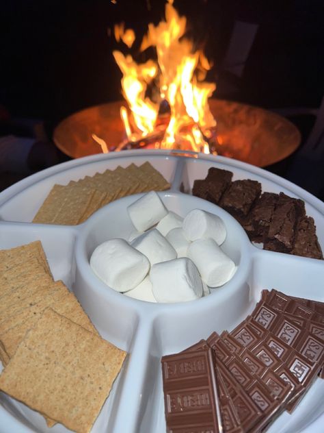 S’mores Night, S’mores Aesthetic, Christmas Smores, Smores Christmas, Smores Bonfire, Bonfire Smores, Bonfire Night Food, Campfire Snacks, Bonfire Birthday