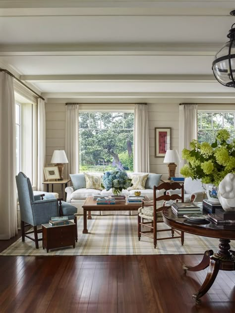 Relaxed Traditional Style, Fresh Traditional Living Room, Living Room Traditional Southern, Roof Tiles Design, Cozy Southern Home, Hamptons Beach Houses, Valentine Home Decor Ideas, Nancy Meyers Home, Southern Living Rooms