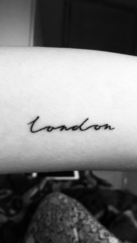 London Tatoos Ideas, London Tattoo Minimalist, Minimalist London Tattoo, Simple London Tattoo, London Inspired Tattoo, British Tattoo Ideas, Europe Tattoo Ideas, London Tattoo Ideas, Tattoo Amigas