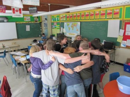 This article talks about 20 different way you can help students feel #safe in the classroom. Feeling safe in a classroom is very important to a student's learning. A student can't properly learn if there mind is busy being worried about other things. Discipline Positive, Positive Classroom Environment, Building Classroom Community, Responsive Classroom, School Climate, Classroom Culture, Classroom Behavior Management, Positive Learning, Classroom Behavior