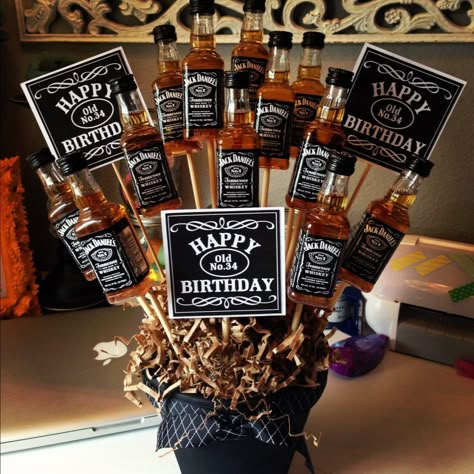 DIY goodness man bouquet Festa Jack Daniels, Booze Bouquet, Jack Daniels Gifts, Liquor Bouquet, Man Bouquet, Liquor Gifts, Alcohol Gifts, Gift Basket Ideas, Liquor Bottles