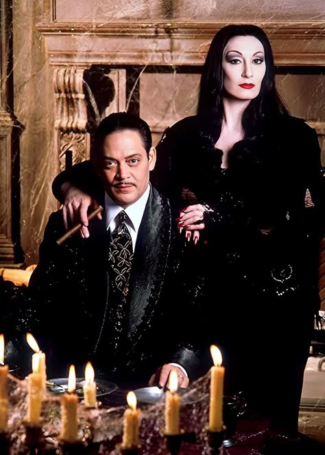 Gomez And Morticia Addams, Gomez Morticia, Thing Addams, Morticia And Gomez Addams, Addams Family Movie, Gomez Addams, Gomez And Morticia, Carolyn Jones, Halloween Wallpaper Cute