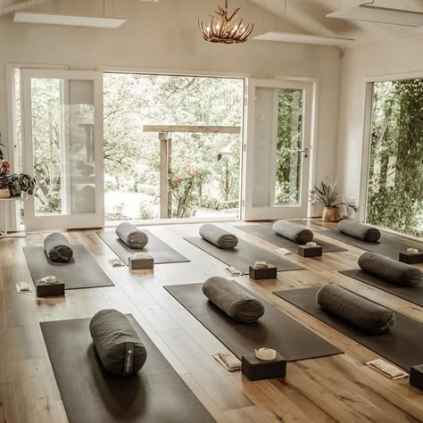 Small Yoga Studio, Yoga Studio Design Ideas, Yoga Studio Interior, Sala Yoga, Yoga Room Design, Home Yoga Room, Arte Yoga, Meditation Studio, Studio Pilates