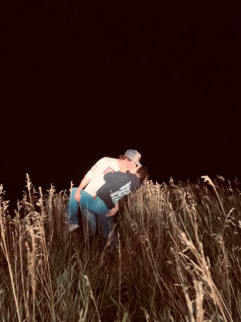 Country Relationships Pictures, Country Couples Kissing, Old Country Love Aesthetic, Bundled Up Aesthetic, Love Is A Cowboy, Country Couple Wallpaper, Country Relationship Aesthetic, Country Life Goals, Bonfire Aesthetic Couple