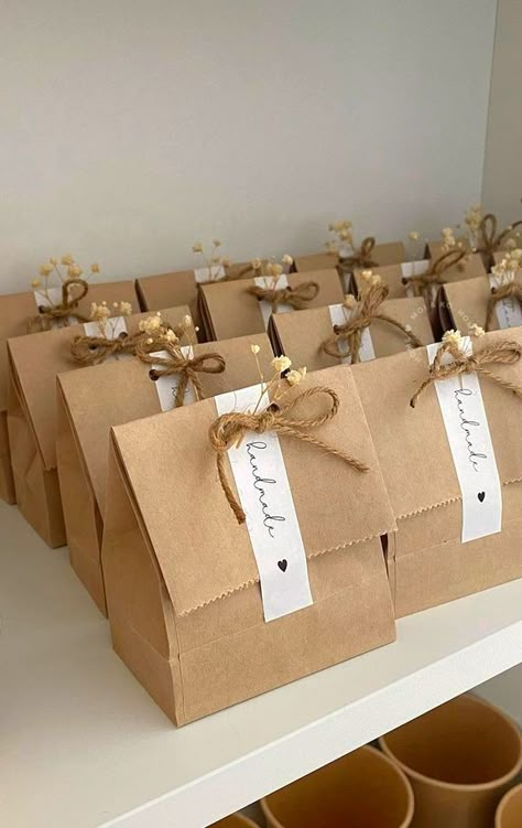 Pretty Gift Wrapping Ideas, Christmas Gift Wrapping Ideas, Gift Wrapping Techniques, Gift Wrapping Inspiration, Packaging Ideas Business, Small Business Packaging Ideas, Handmade Packaging, Gifts Wrapping Diy, Gift Wrap Ideas