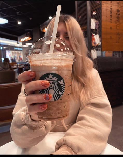 Starbucks Pose Ideas, Poses At Starbucks, Starbuck Photography Ideas, Starbucks Selfie Instagram, Poses With Starbucks Coffee, Chicago Best Friend Pictures, Starbucks Photoshoot Ideas Aesthetic, Starbucks Instagram Pictures, Foto Starbucks Aesthetic