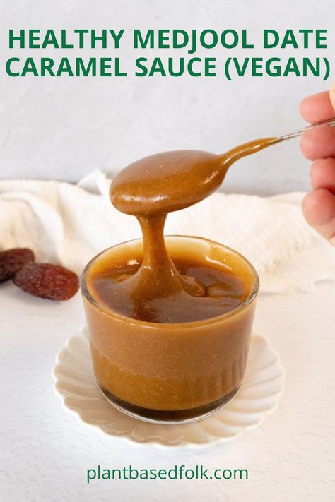 thick brown sauce dripped into a cup with text "healthy Medjool Date Caramel Sauce (Vegan)" Caramel Sauce Vegan, Vegan Icing, Date Caramel Sauce, Vegan Caramel Sauce, Vegan Salted Caramel, Date Caramel, Sweet Sauces, Vegan Caramel, Banoffee Pie