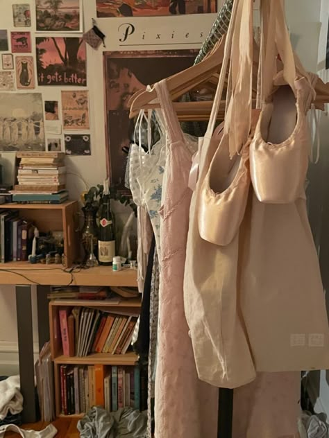 Ballet Dorm Room, Ballerina Bedroom Aesthetic, Ballet Room Aesthetic, Ballet Room Ideas Bedrooms, Swan Miraculous, Ballet Room Decor, Ballet Bedroom, Redo My Room, Ballerina Bedroom