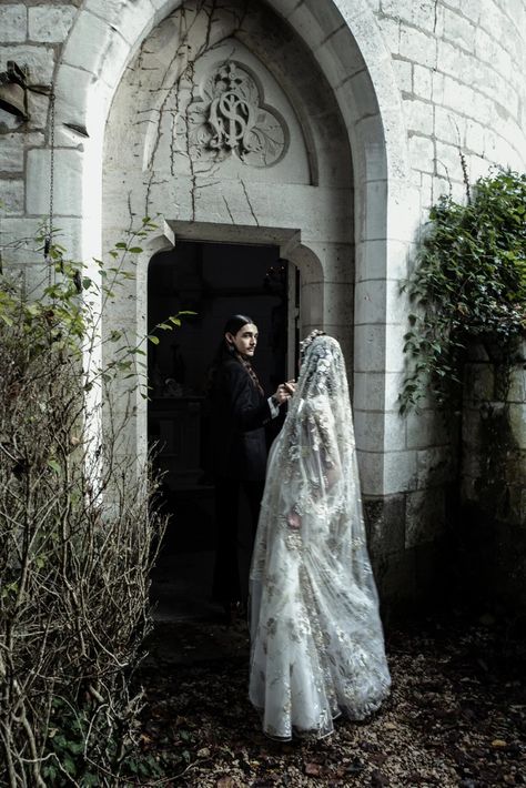 A Bohemian Tale of Love - Wed Vibes Edgy Romantic Wedding, Goth Vintage Wedding, Creepy Wedding Aesthetic, Old Time Wedding Photos, Cemetery Wedding Photos, Fantasy Wedding Photos, Dark Wedding Photos, Gothic Wedding Photos, Vampiric Wedding