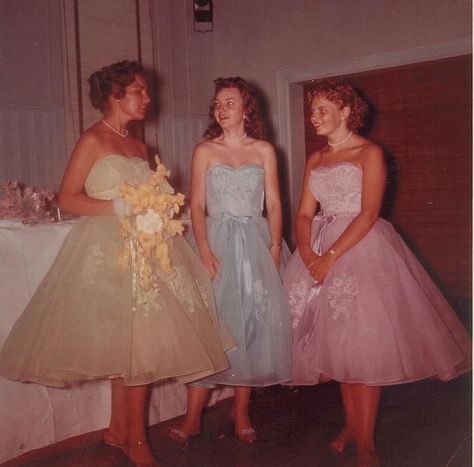 My moms wedding party!(some of them) monimania 1960 60s Prom, 1960s Prom, Dresses 60s, 50s Prom, Vintage Bridesmaid Dresses, Vintage Bridesmaids, Prom Pics, Prom Date, Vintage Wedding Photos